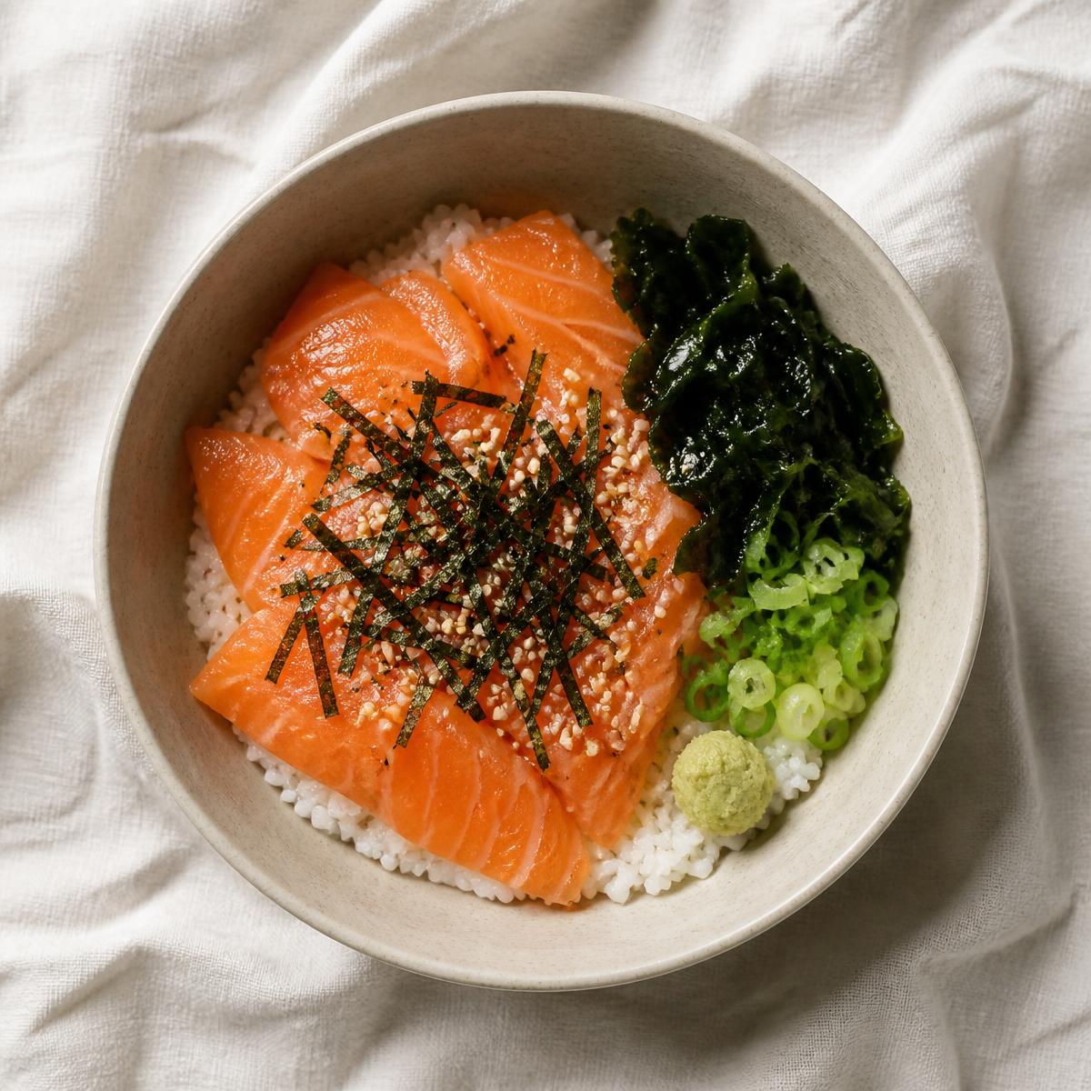 Donburi med lax, sjögräs och sesam i en matt keramikskål
